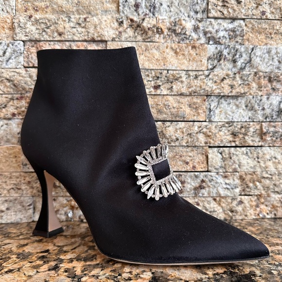 Manolo Blahnik
Cantita 90 Embellished Buckle Satin Booties - Picture 2 of 9